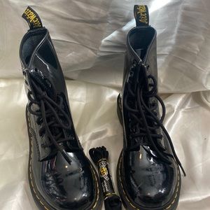 1460 WOMEN'S PATENT LEATHER LACE UP BOOTS